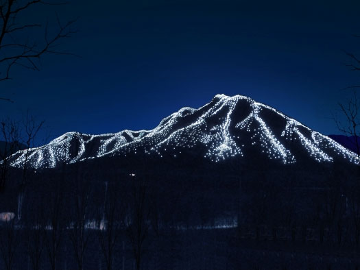 山体亮化——灯光挥洒耀雪山 银装素裹扬冬奥